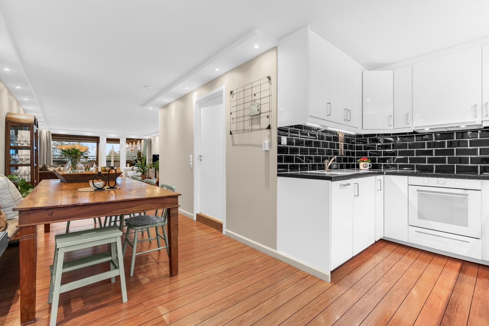 Boligen byr på et lekkert kjøkken med en praktisk åpen løsning. Galleribilde