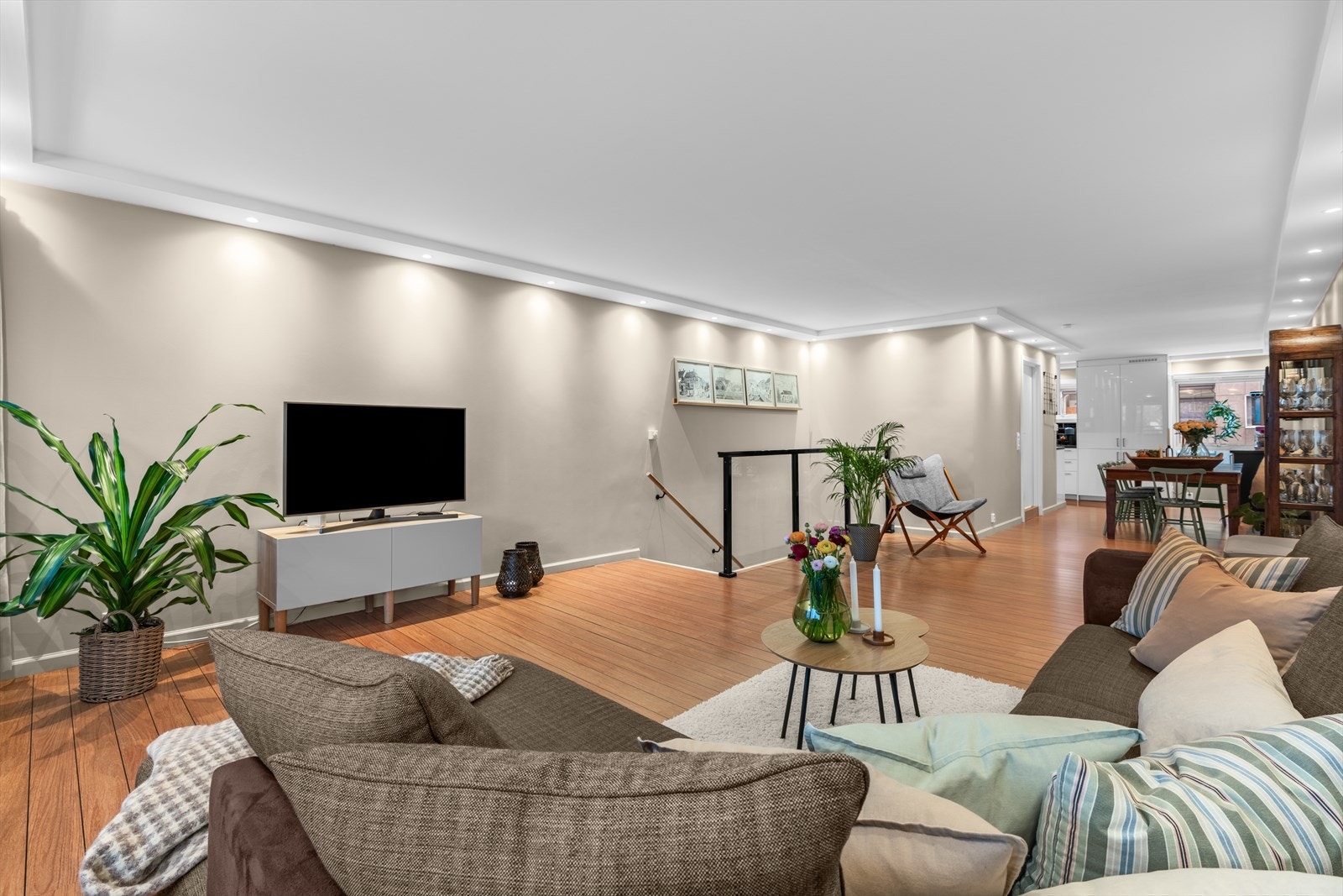 Stuen kan enkelt dels inn i flere soner - her er det møblert med et spisebord og en stor sofagruppe. Galleribilde