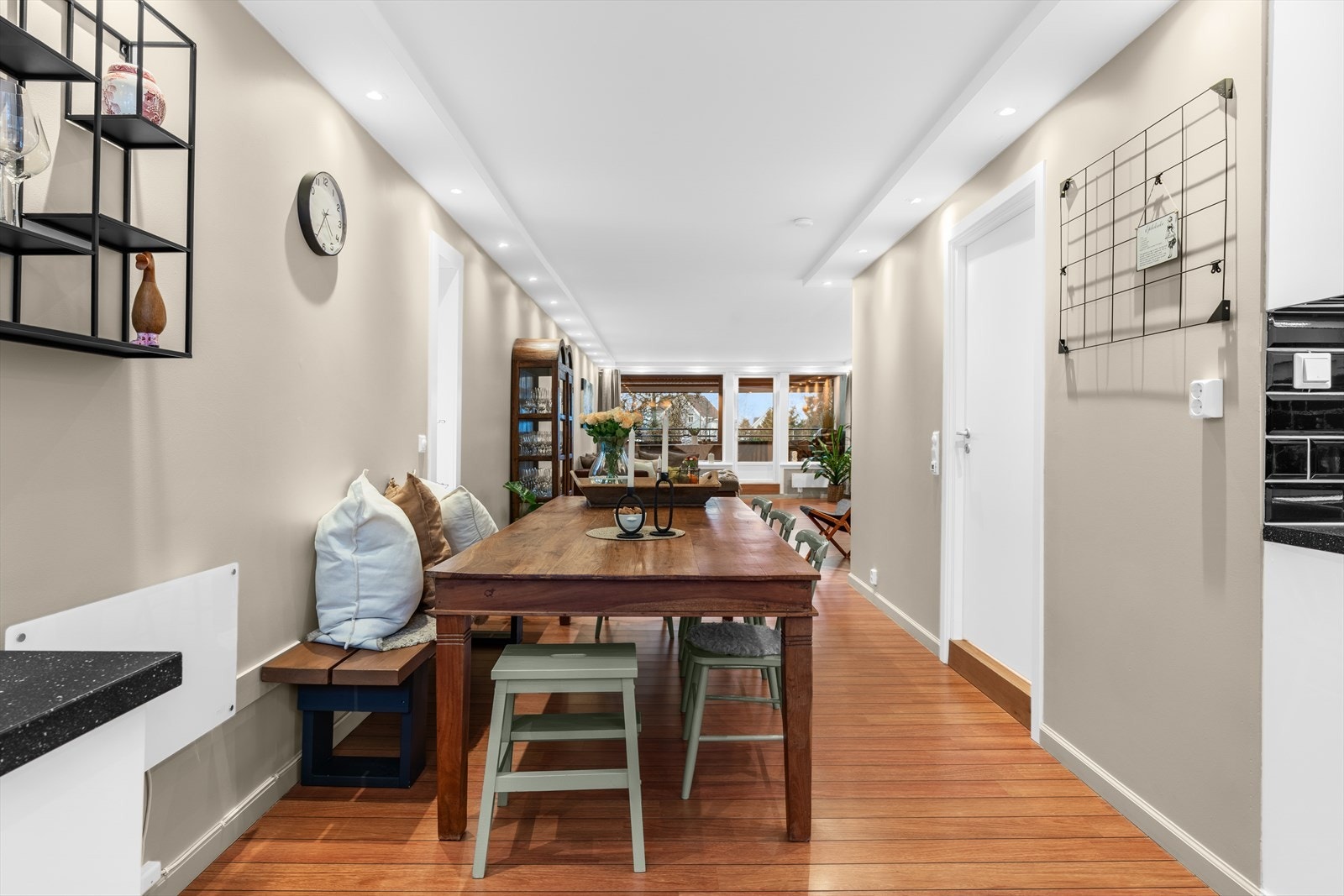 Den praktiske planløsningen gir deg også mulighet til å være sosial også under kokkeleringen. Galleribilde