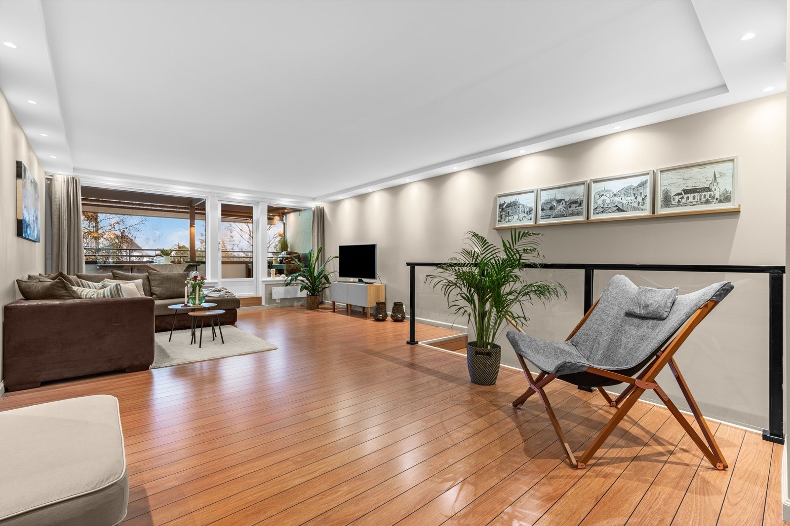 Leilighetens store samlingspunkt, stuen. Galleribilde