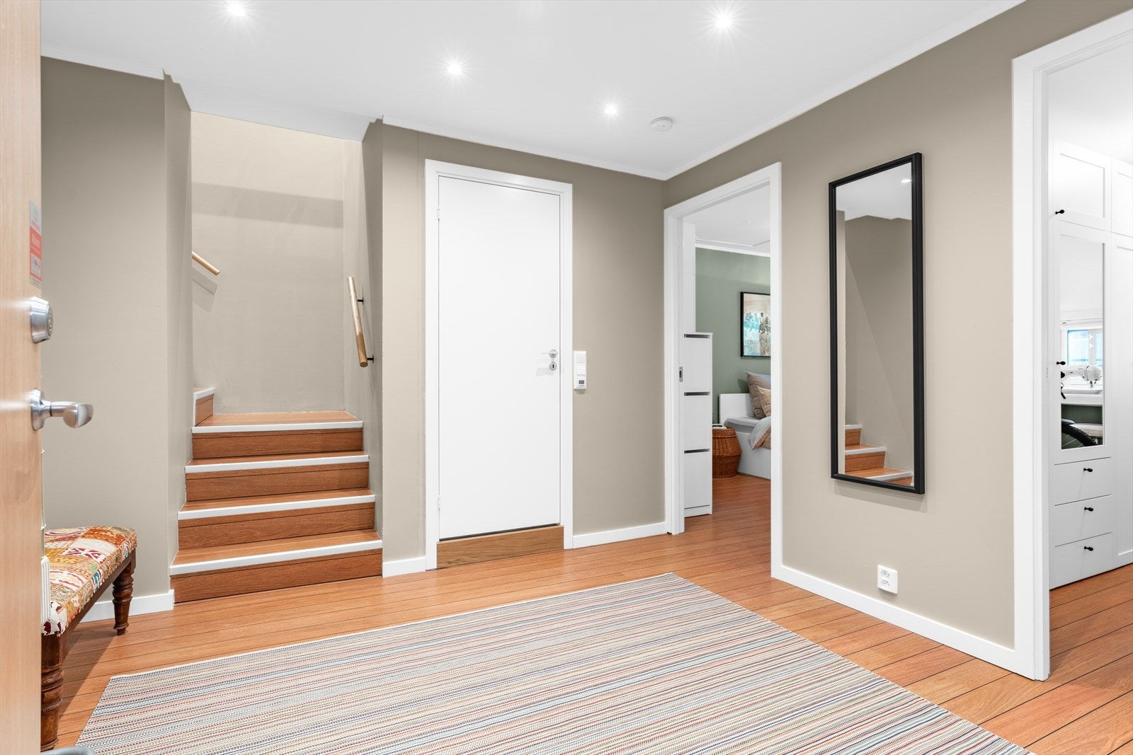 Lys og stor entré som gir en hyggelig velkomst inn i leiligheten. Galleribilde