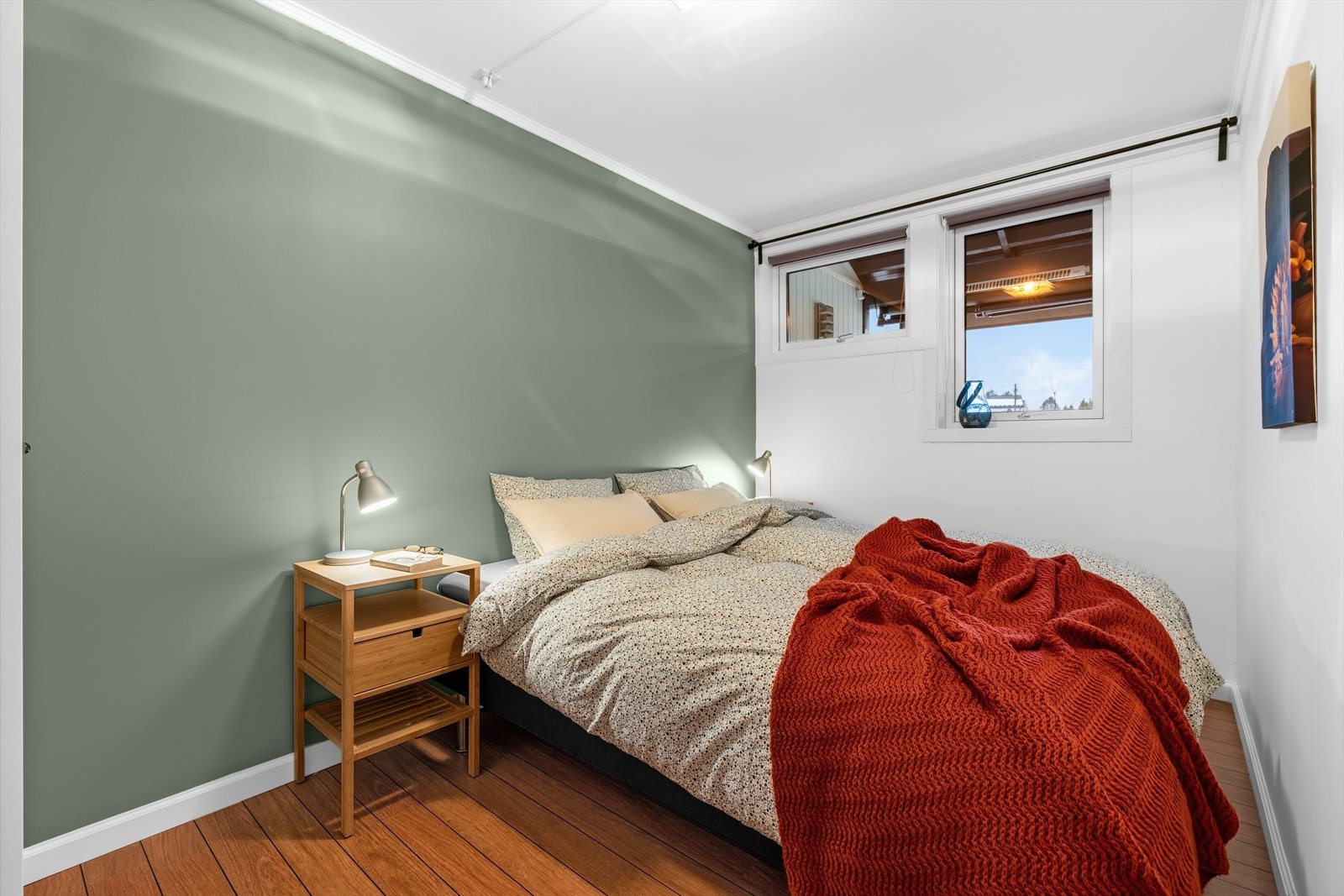 Leiligheten har fire innbydende soverom, fordelt to i hvert plan. Galleribilde