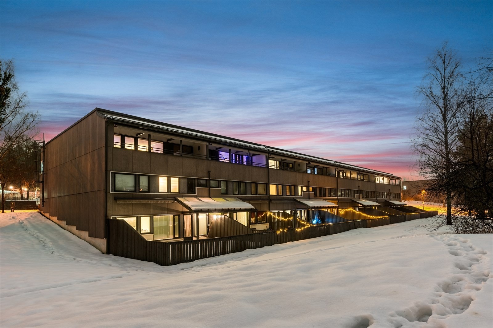 Fra boligen er det gangavstand til lekeplasser, barnehager, skoler, holdeplass for buss og t-bane samt dagligvarebutikk. Galleribilde