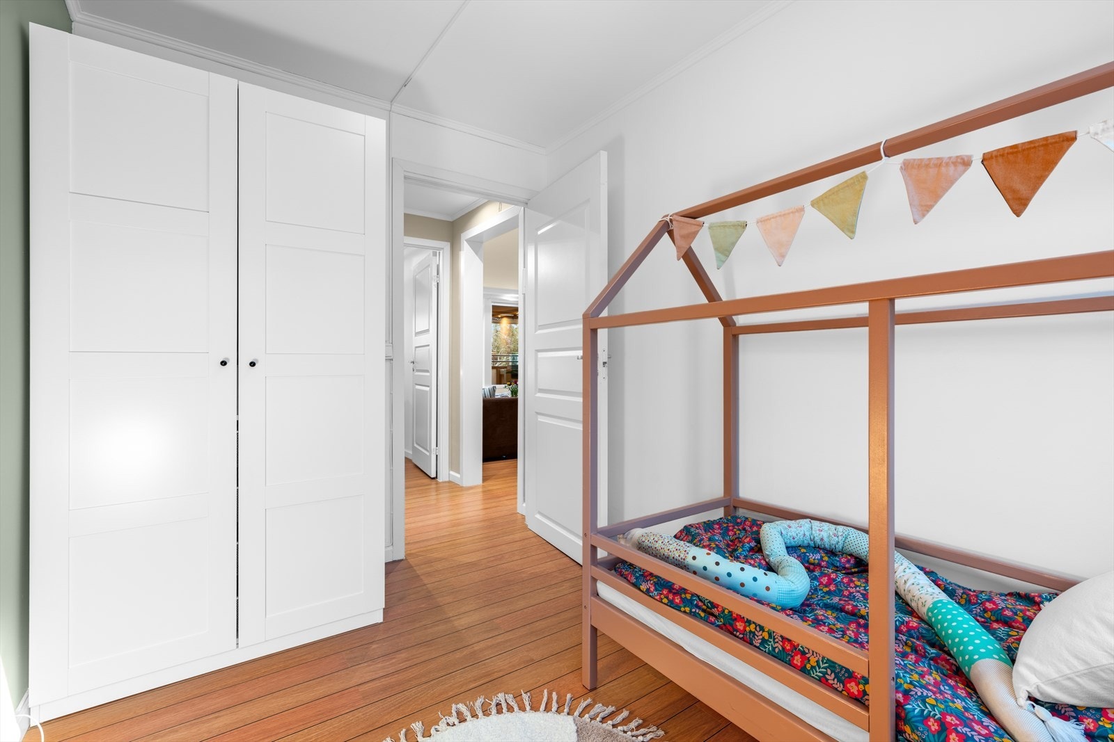 Det medfølger romslige garderobeskap på alle soverommene. Galleribilde