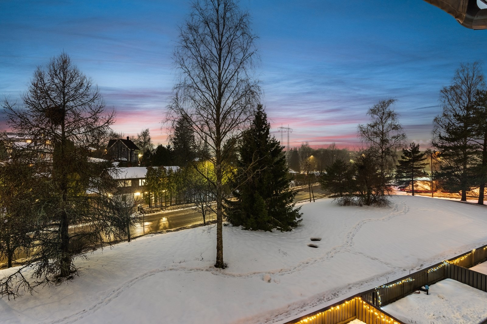 Fra balkongen har du hyggelig utsyn over borettslagets grøntareal. Galleribilde