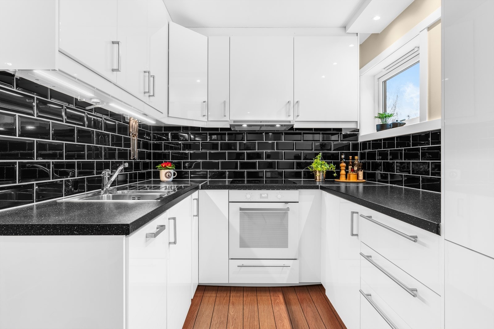 Her blir man møtt av et moderne og godt utnyttet kjøkken! Galleribilde