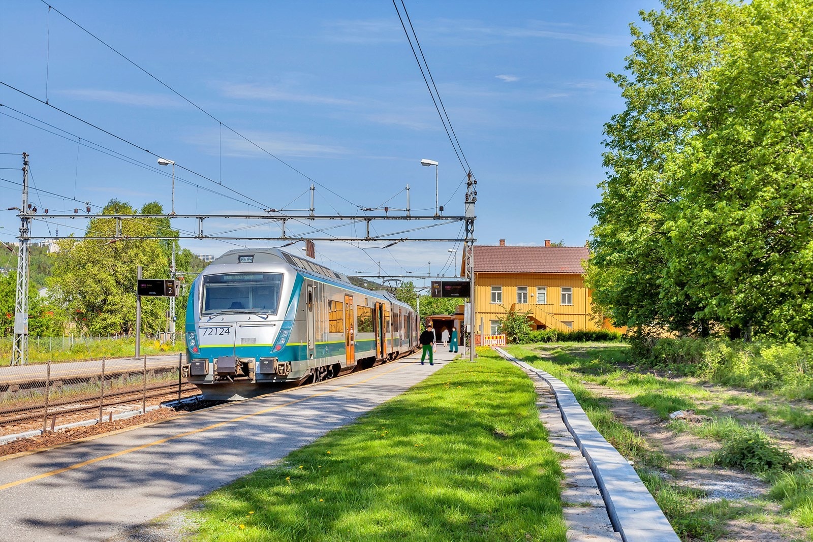 Fra leiligheten er det kun 10 minutters gangavstand til togstasjonen som tar deg til Oslo S på ca 14 minutter og til Lillestrøm på ca 15 min. Galleribilde