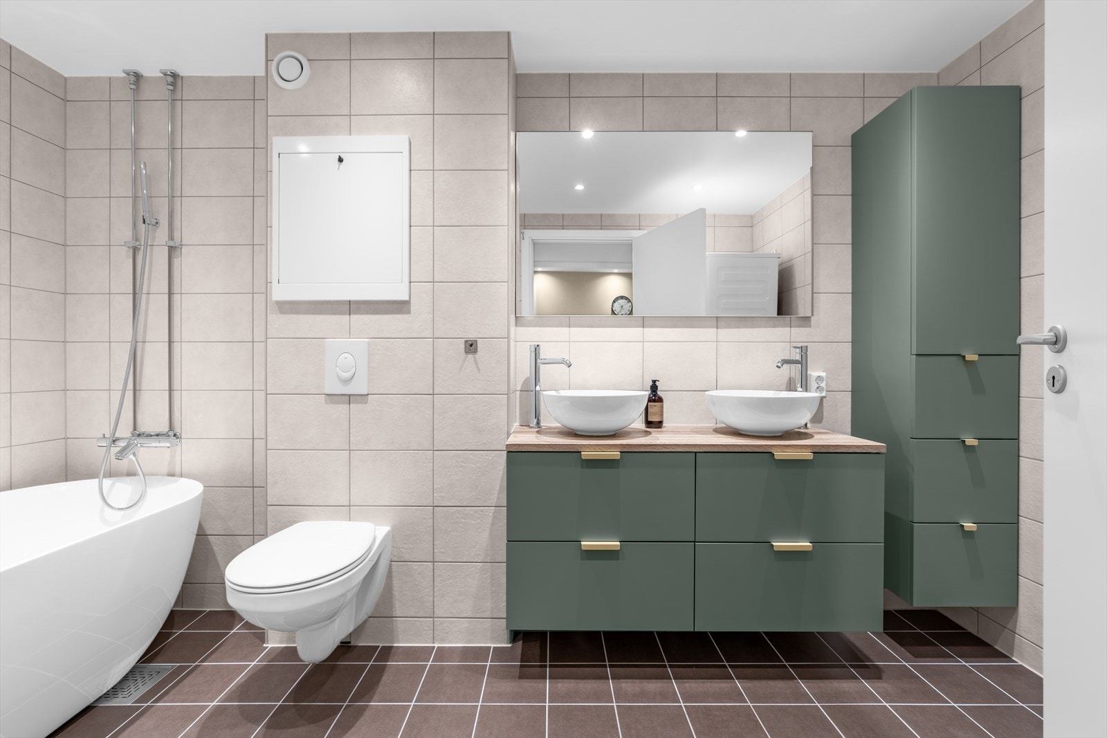 Boligens to baderom er helfliset i moderne fargepaletter og rehabilitert i regi av borettslaget i 2024. Den praktiske planløsningen til boligen gjør at det er et bad i hver etasje. Galleribilde