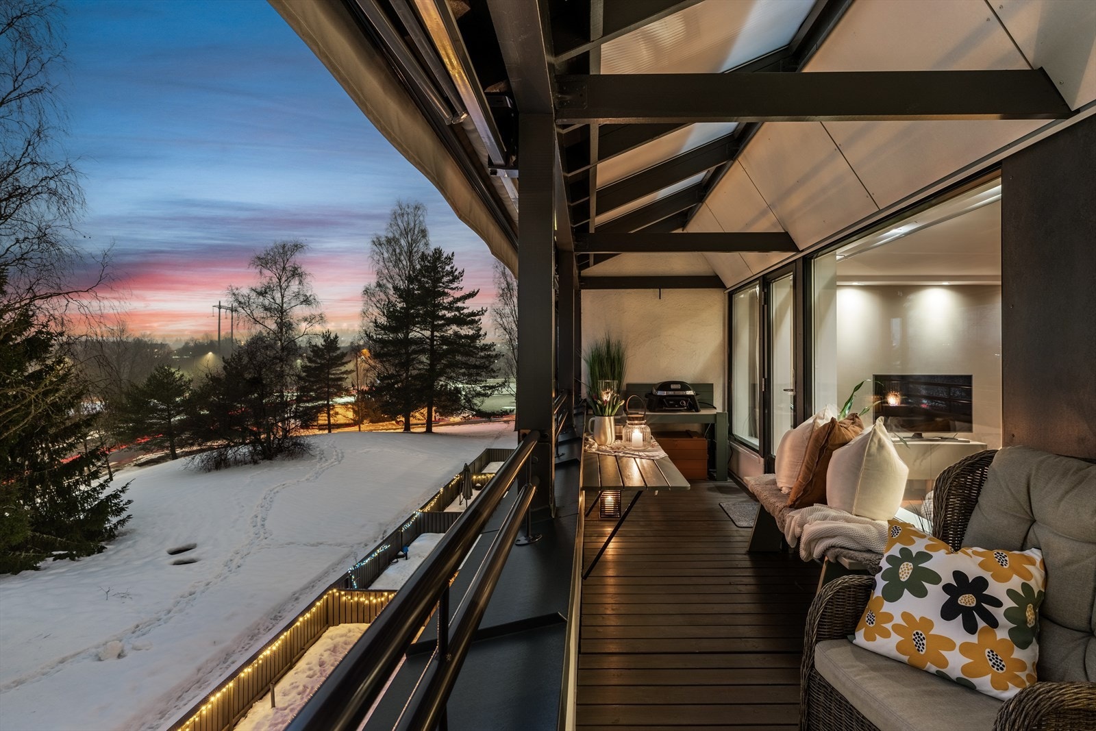 Balkongen er også overbygd, samt montert elektrisk markise. Det er videre montert stikkontakt på vegg. Galleribilde