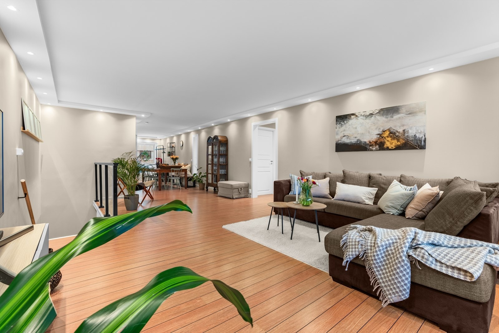 Den åpne løsningen mellom stue og kjøkken gjør at dette mest sannsynlig er det rommet du kommer til å tilbringe mesteparten av tiden din. Galleribilde