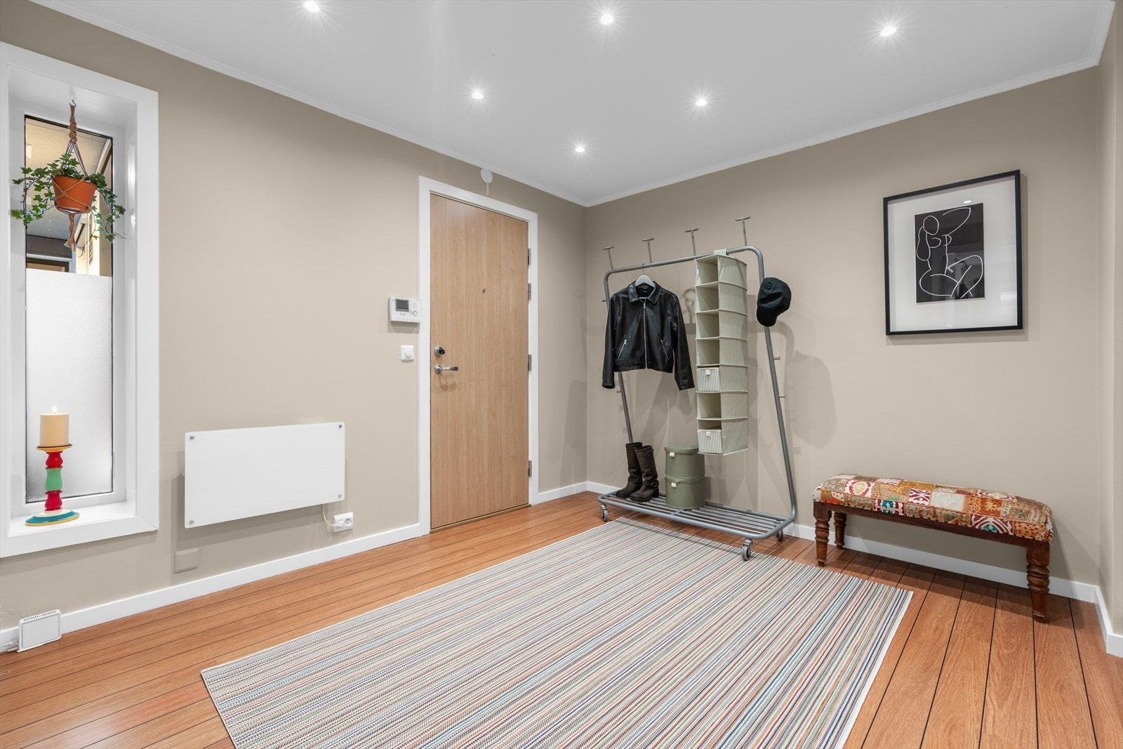 Lys og stor entré som gir en hyggelig velkomst inn i leiligheten. I entrèen har du god plass til å sette fra seg sko og henge fra seg yttertøy, med hjelp av praktiske garderobeskap som medfølger i salget. Galleribilde