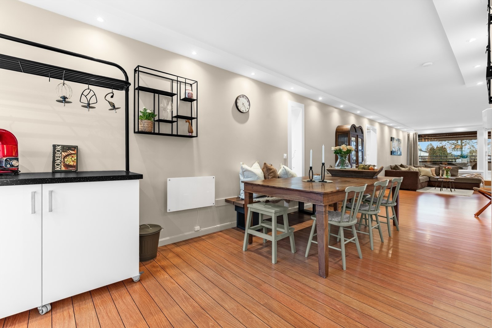 Den frittstående kjøkkenøyen medfølger i salget! Perfekt dersom du liker større selskap på besøk. Galleribilde