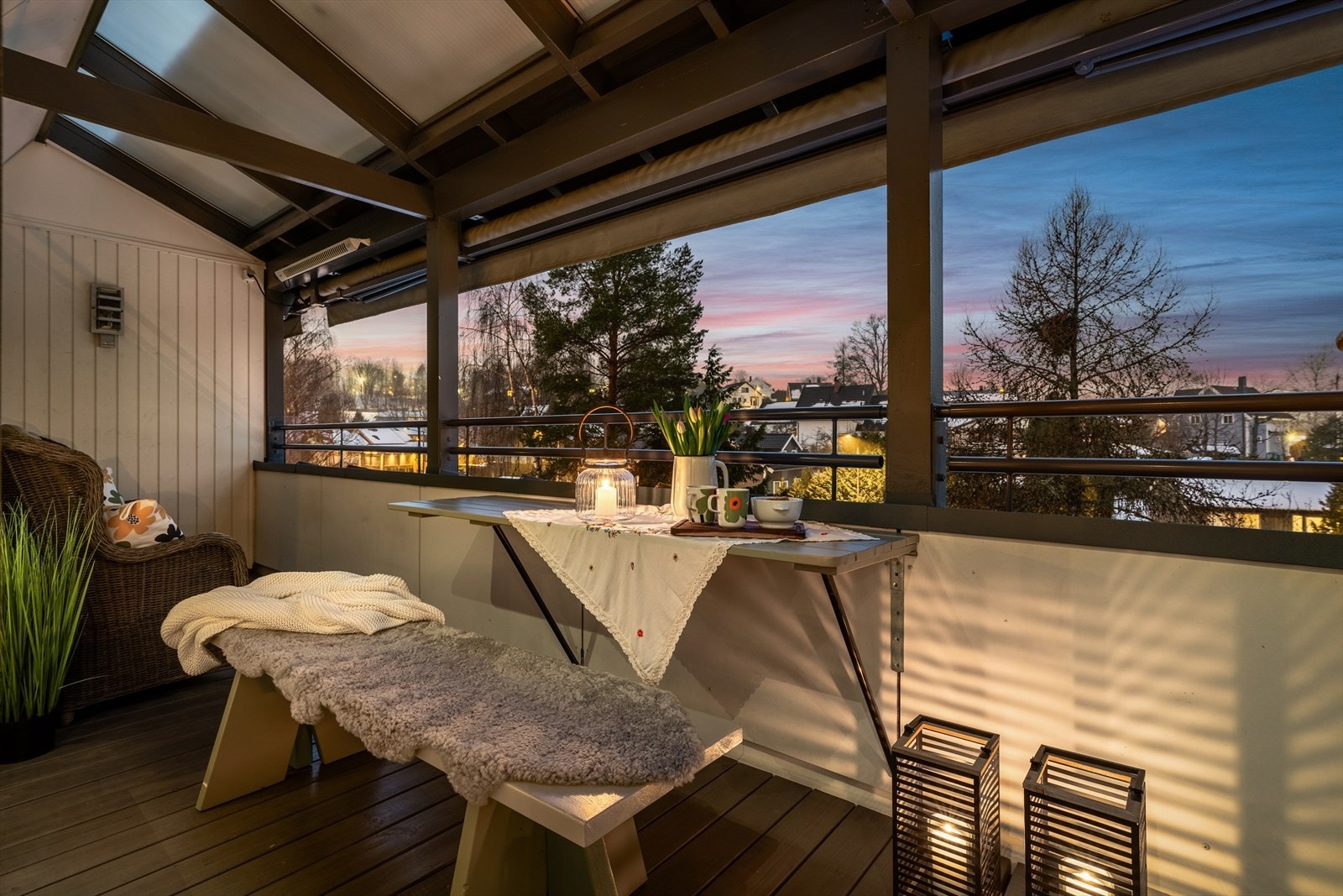 Det er god plass til utemøblement som gjør det lett å nyte sene sommerkvelder med venner og familie i usjenerte omgivelser. Galleribilde