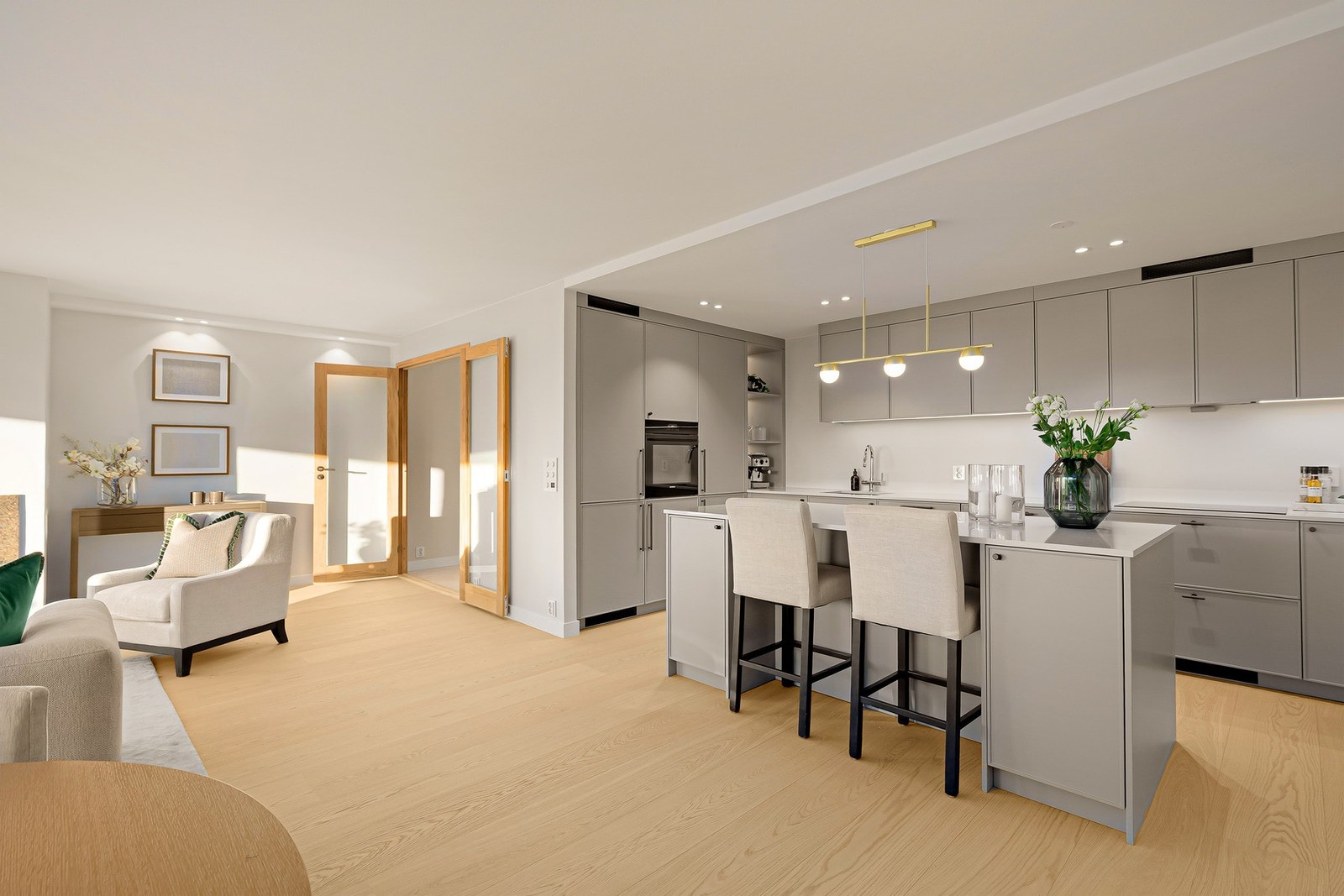 Leiligheten er nyoppusset og fremstår som meget gjennomført Galleribilde