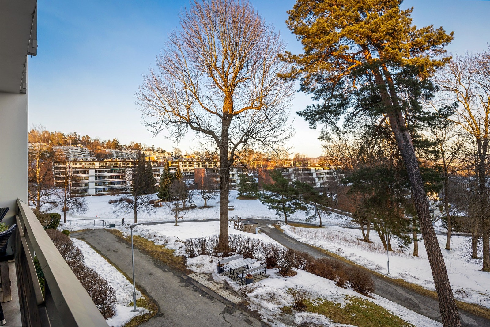 Hyggelig utsyn mot sameiets fellesområde som er på over 40 mål med parkanlegg Galleribilde