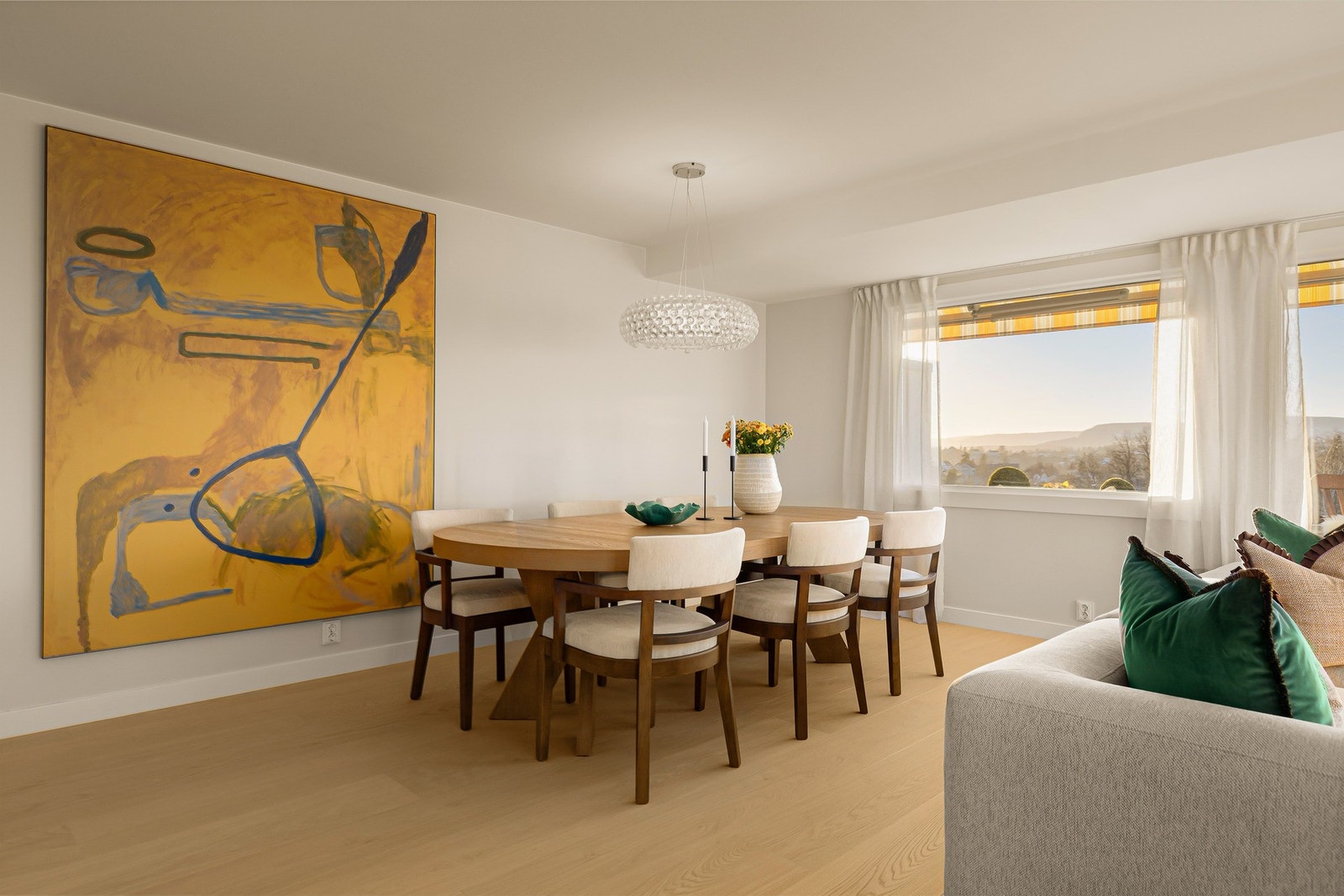 Stor plass til spisebord for hyggelig sammenkomster Galleribilde