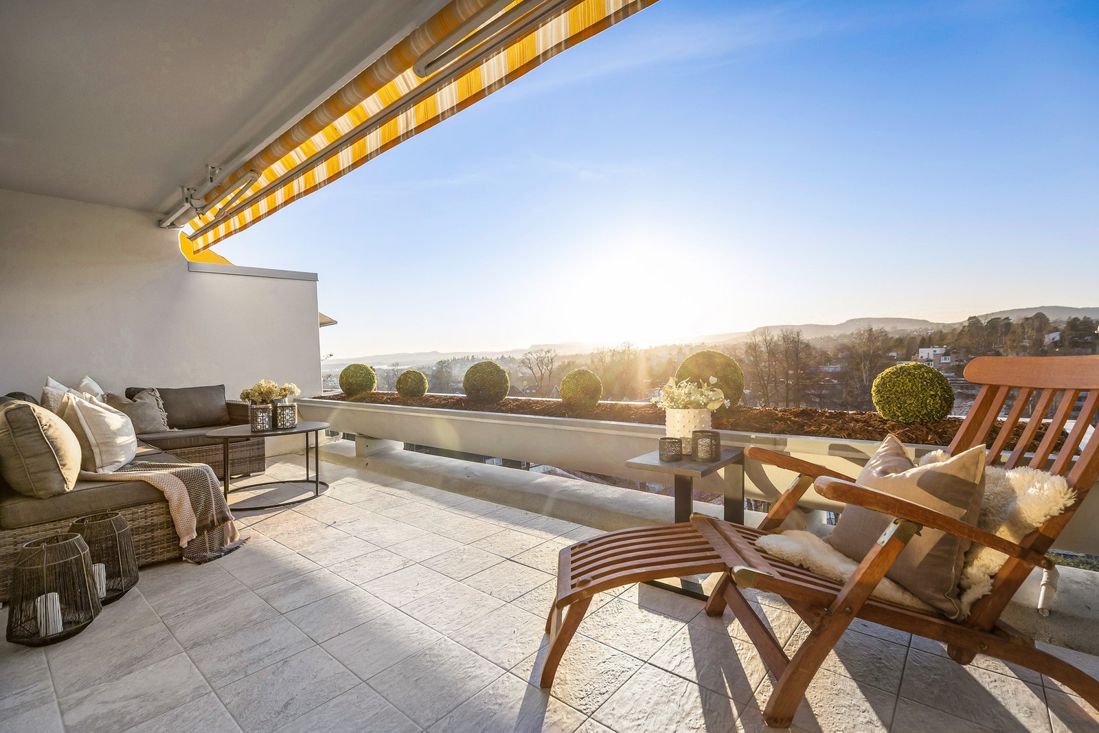 Stor vestvendt terrasse med sen kveldssol Galleribilde