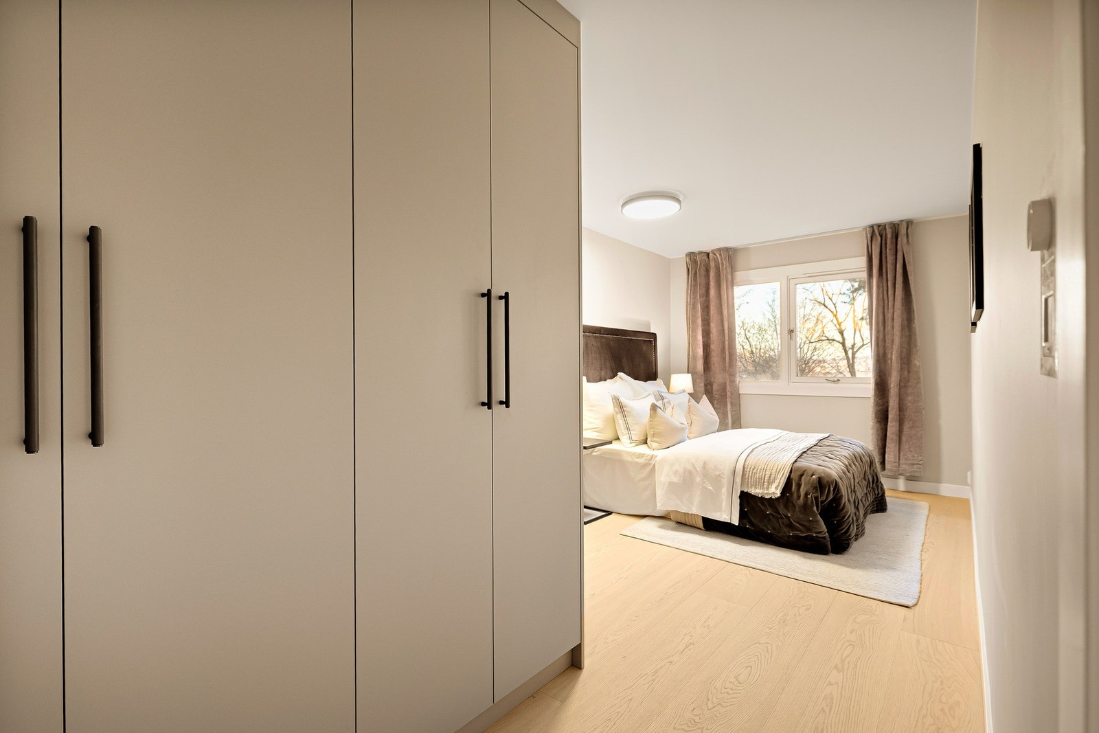 Leiligheten har to store soverom - begge med garderobeskap fra Oslo Kjøkken Studio Galleribilde