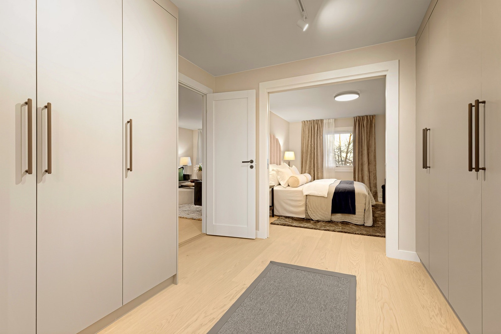 Masteravdeling med romslig soverom, stor walk-in og eget tilhørende bad Galleribilde