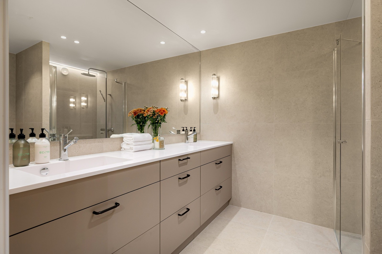 Delikat bad med dobbel vask og dusj Galleribilde