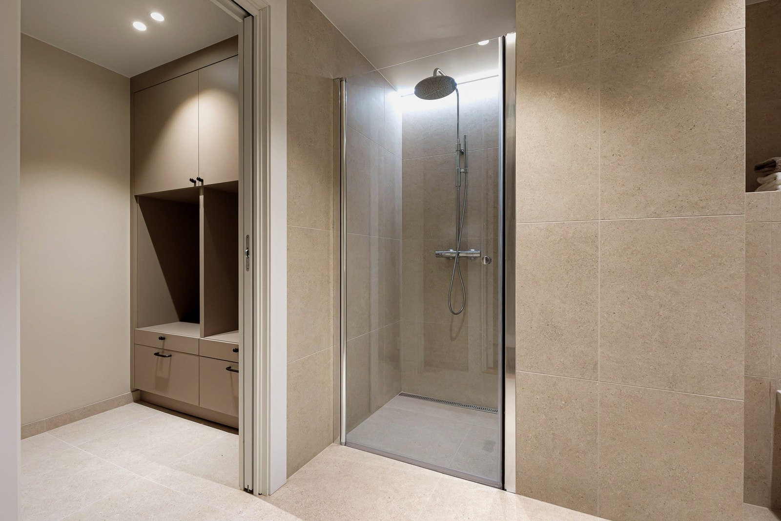 Vaskerom med vask og tørk i høyde med uttrekkbar skuff for kleskurv Galleribilde