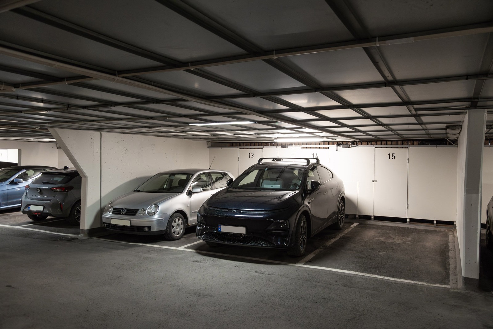 Garasjeplass i lukket og låst anlegg under bygget med direkte heisadkomst Galleribilde