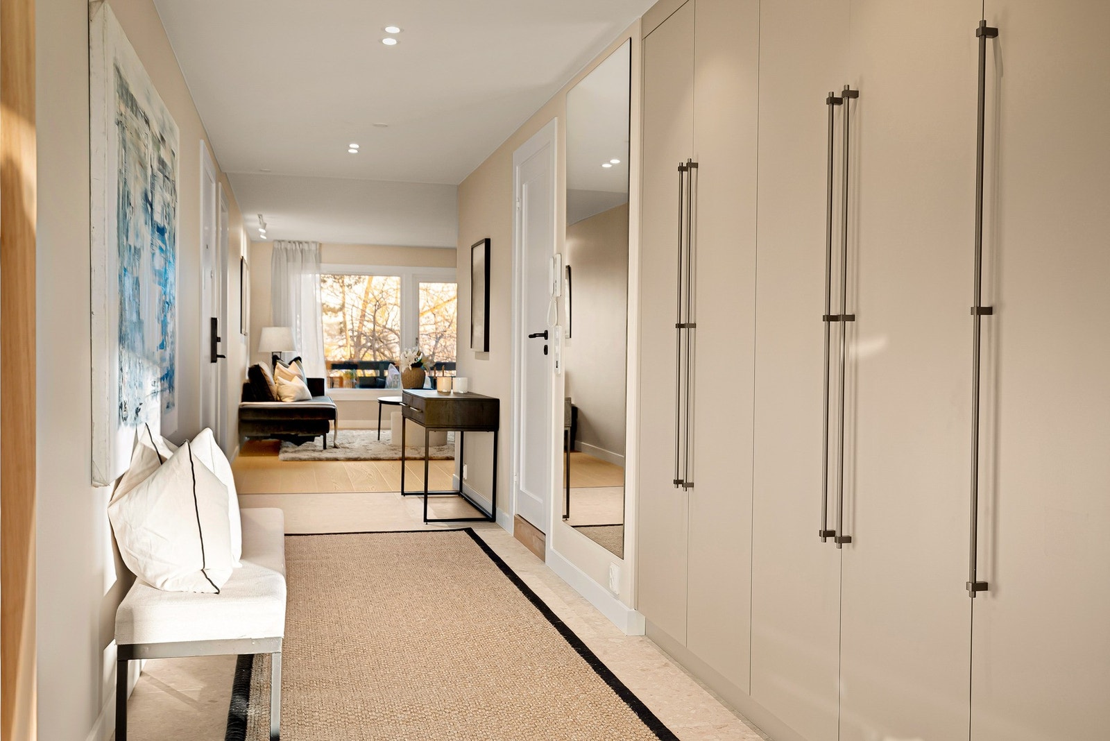 Godt med garderobeskap i hele leiligheten Galleribilde