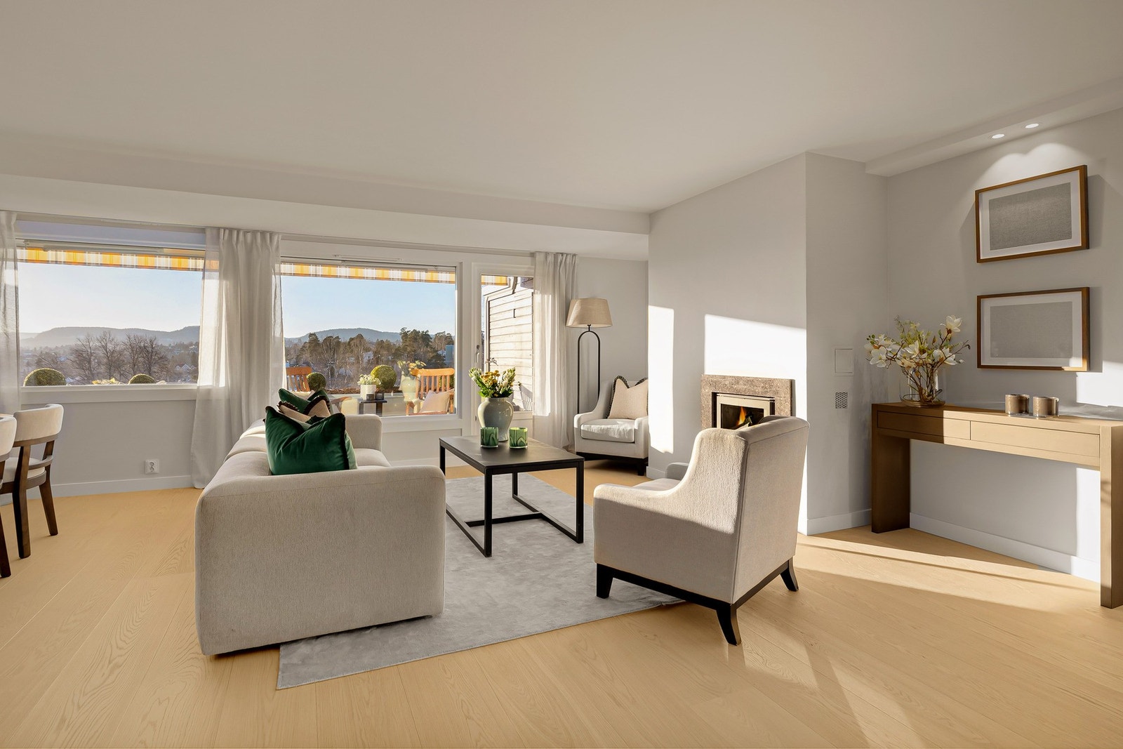 Stue med peis og fritt utsyn mot vest Galleribilde