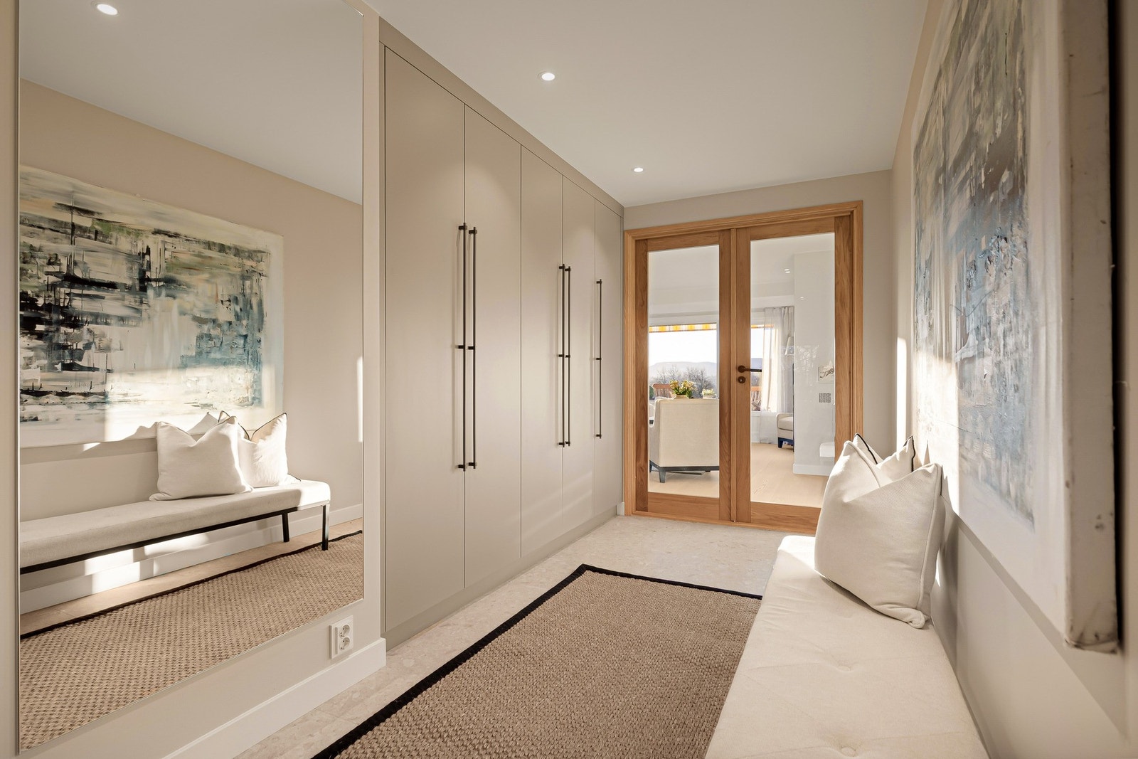 Romslig entré/gang med stor garderobe Galleribilde