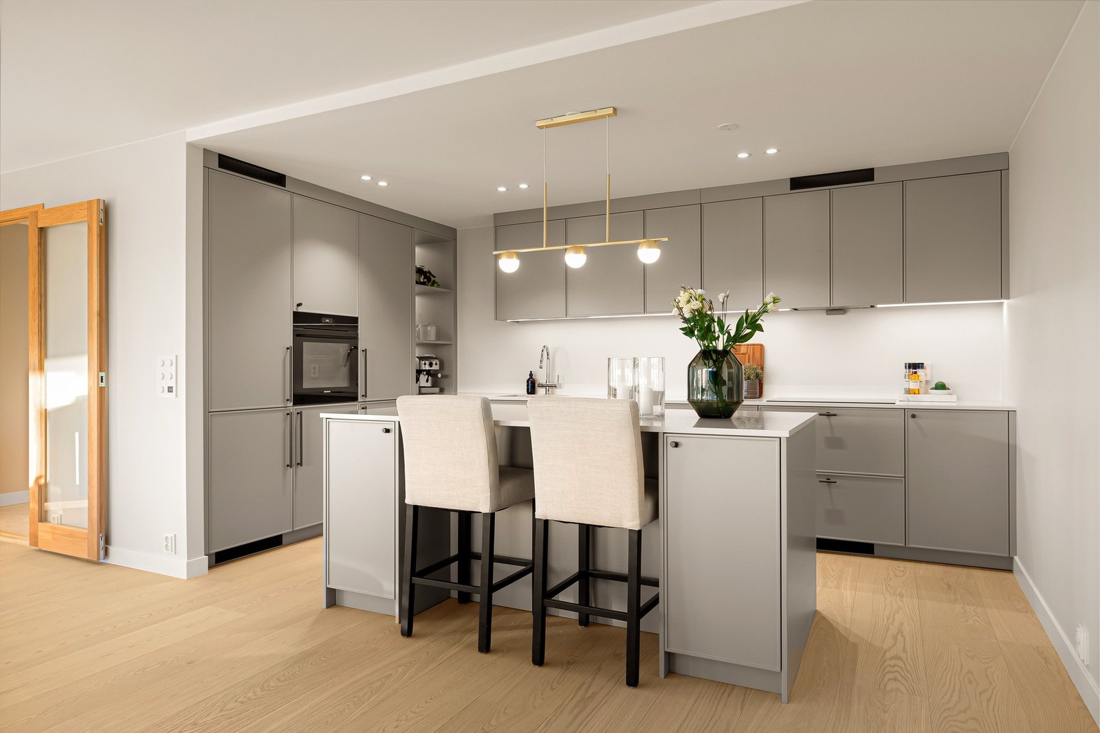 Kjøkken fra Oslo kjøkken Studio. Alle hvitevarer fra Siemens. Benkeplate Technistone (kompositt) Galleribilde