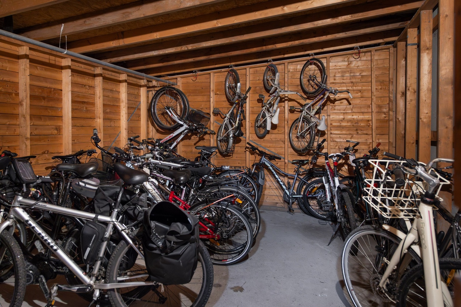 Stort praktisk sykkelrom i tilknytning til garasjen Galleribilde