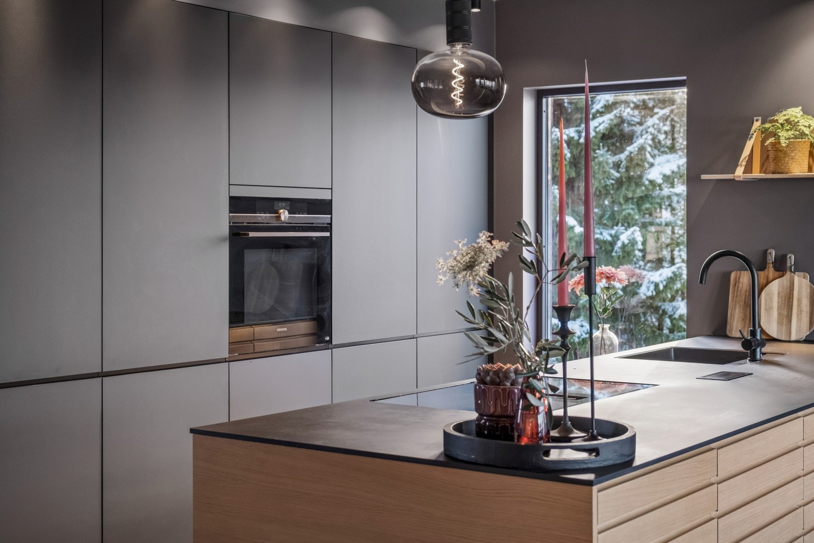 Detaljbilde av kjøkken med integrert stekeovn og god arbeidsplass. Galleribilde