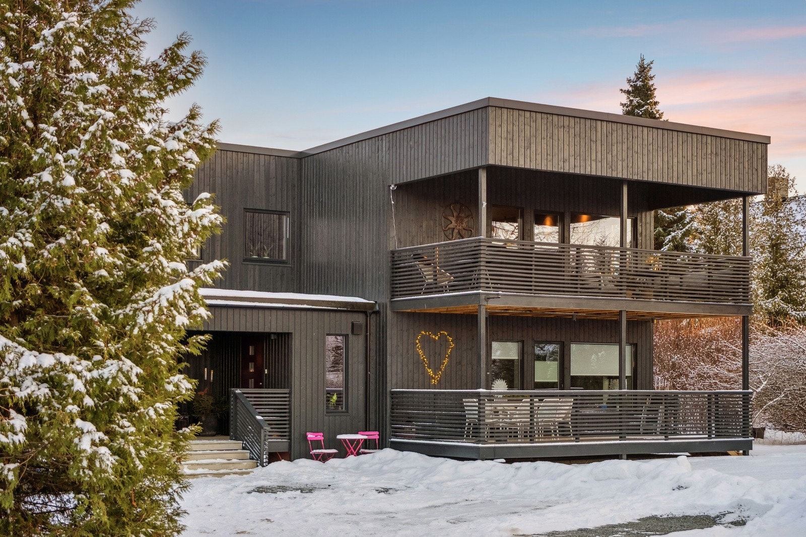 Moderne enebolig med stilrent uttrykk og flotte uteplasser over to plan. Galleribilde