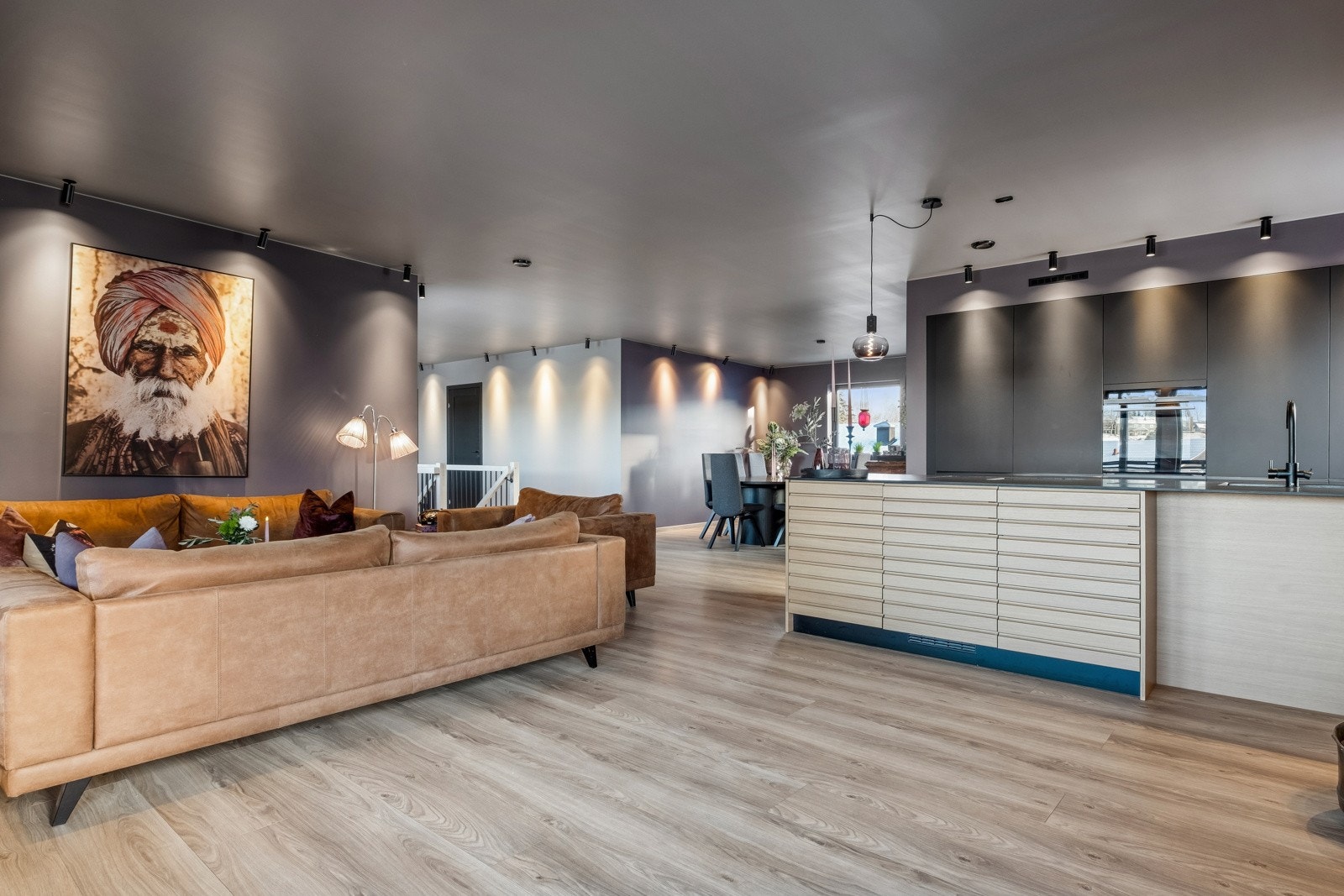 Åpen og moderne stueløsning med kjøkkenet som naturlig samlingspunkt. Galleribilde