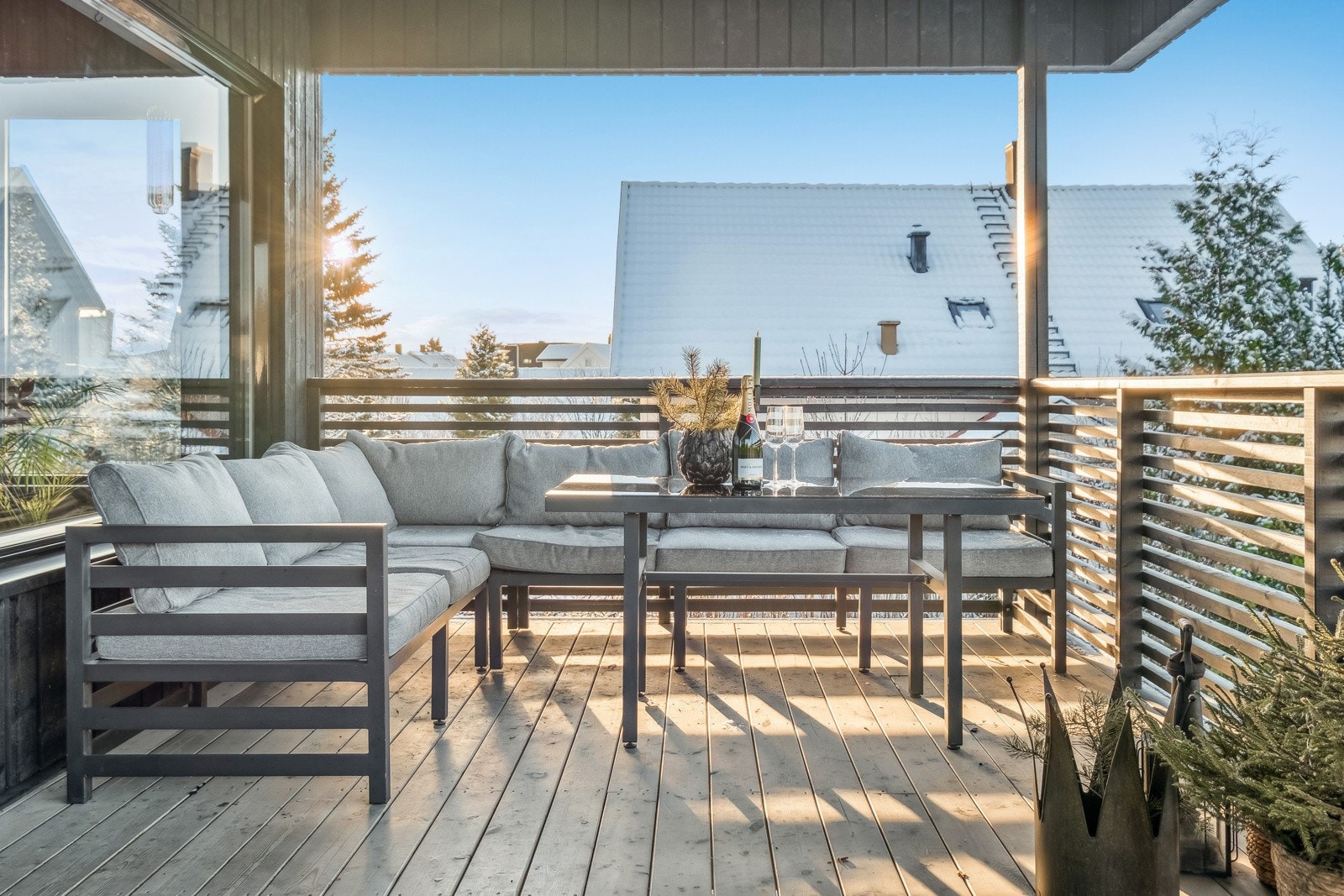 Solrik terrasse med gode møbleringsmuligheter og hyggelig utsyn mot nærområdet. Galleribilde