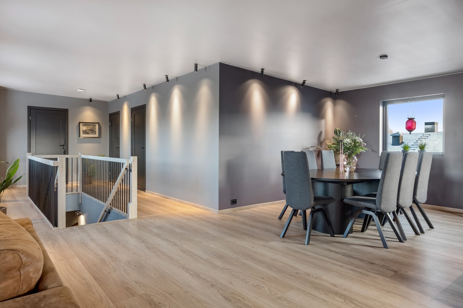 Spiseplass i tilknytning til kjøkken og stue. Galleribilde