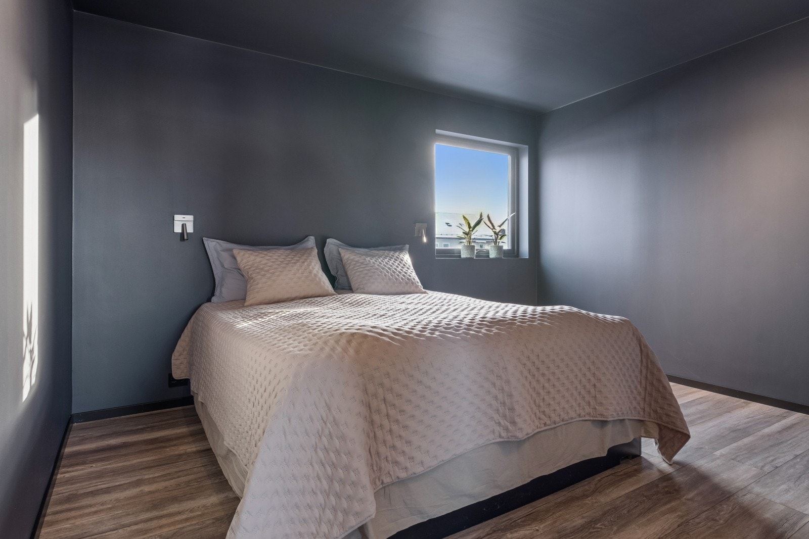 Soverom med plass til dobbeltseng og gode lysforhold. Galleribilde