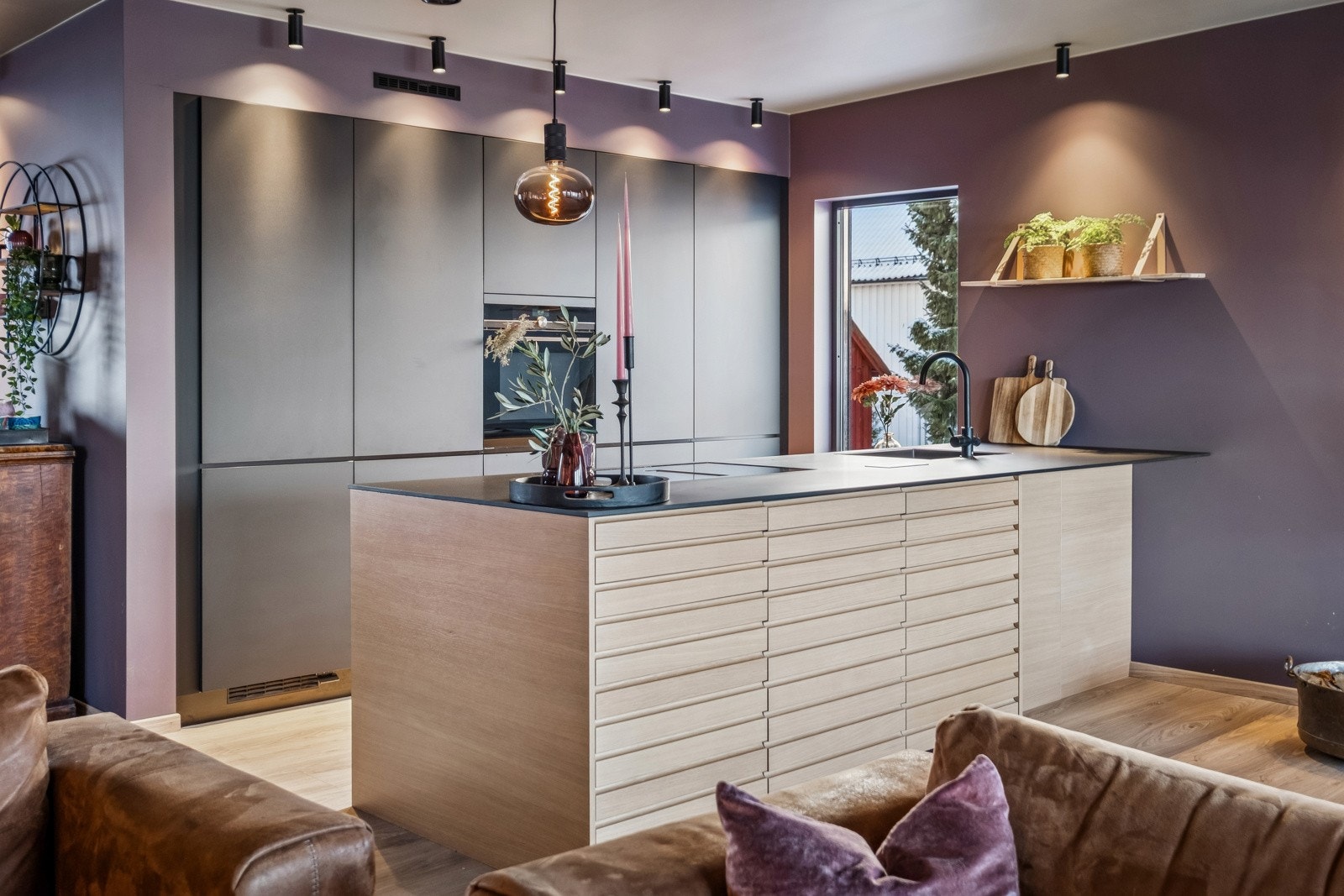 Stilrent kjøkken med integrerte hvitevarer og rikelig med skap- og benkeplass. Galleribilde