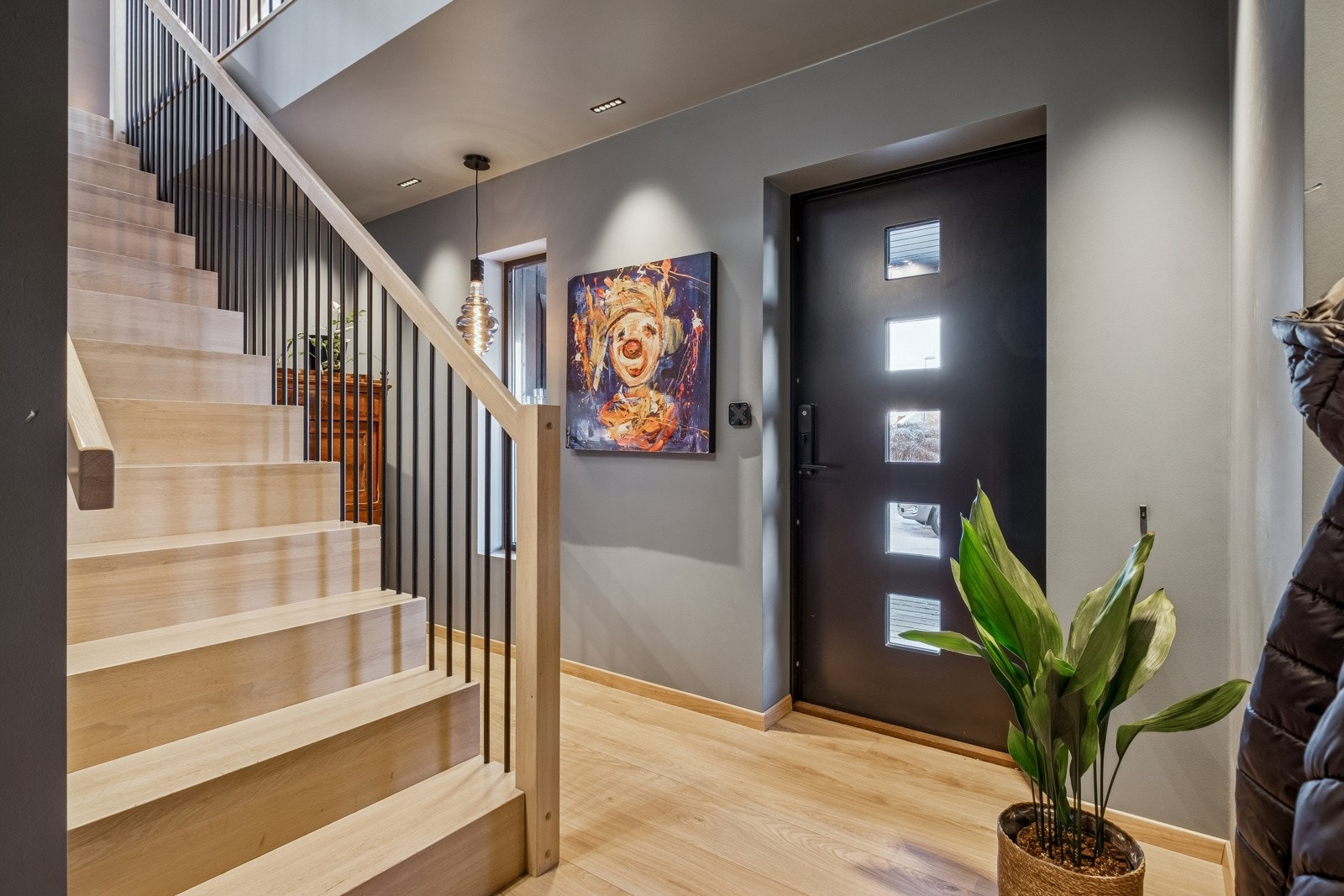 Innbydende entré med flott trappeløp og gode garderobemuligheter. Galleribilde