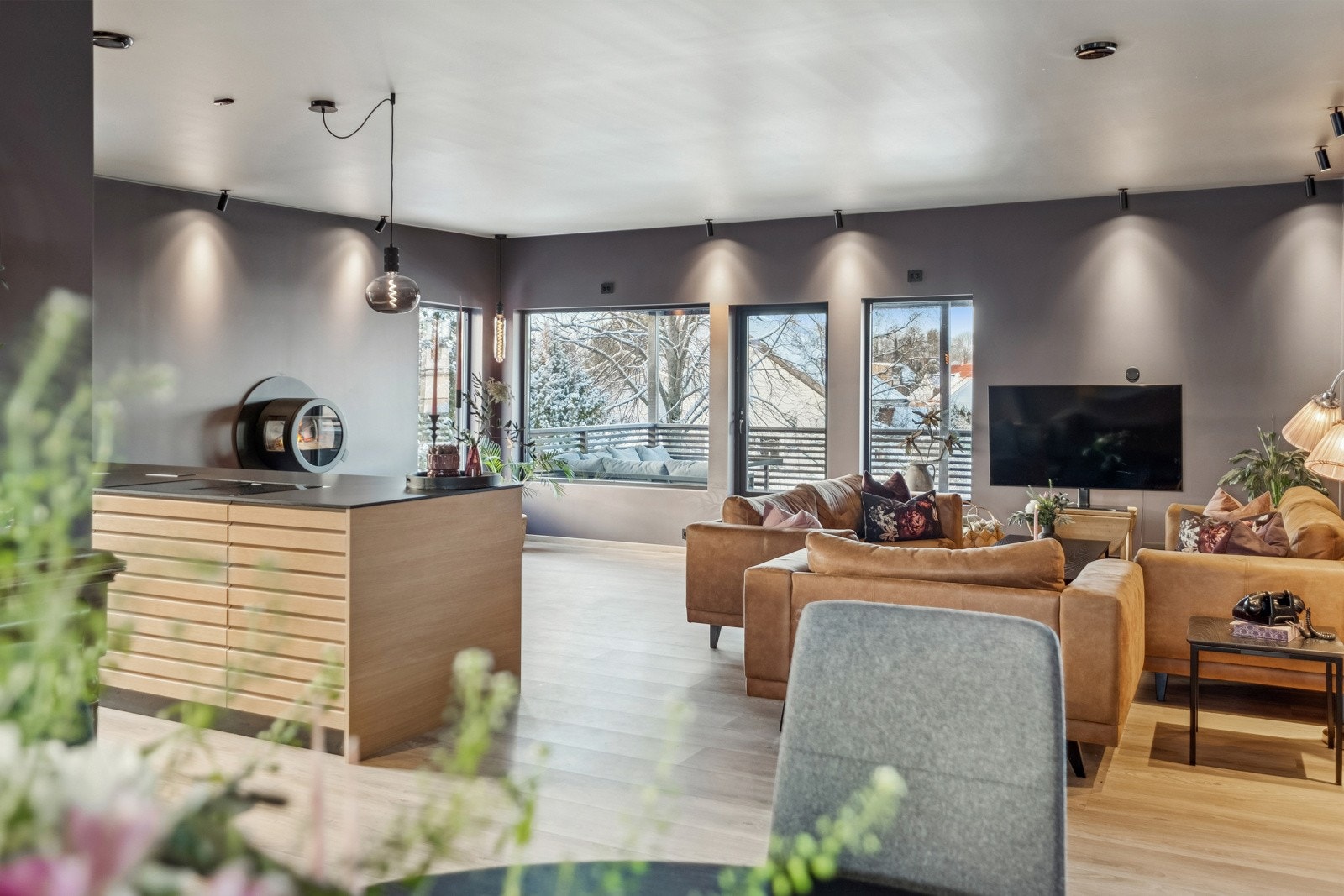 Lys og innbydende stue med store vindusflater og hyggelig atmosfære. Galleribilde