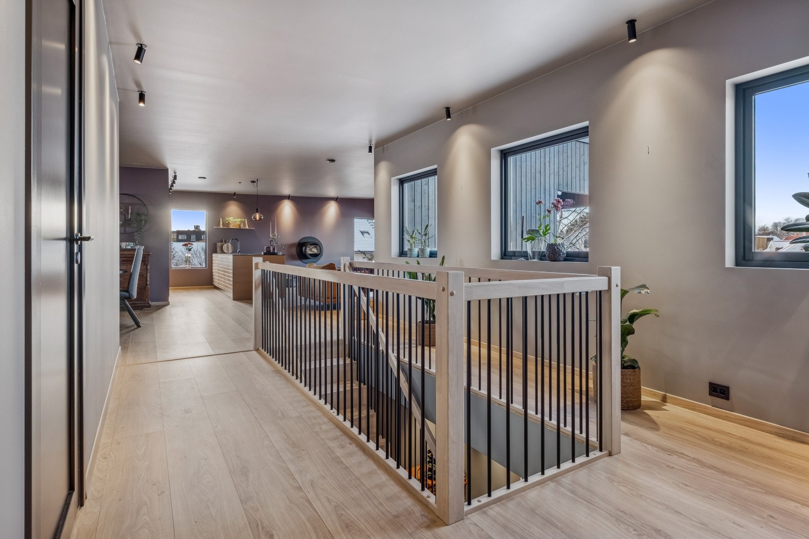 Lys gang i tilknytning til trapp og oppholdsrom. Galleribilde