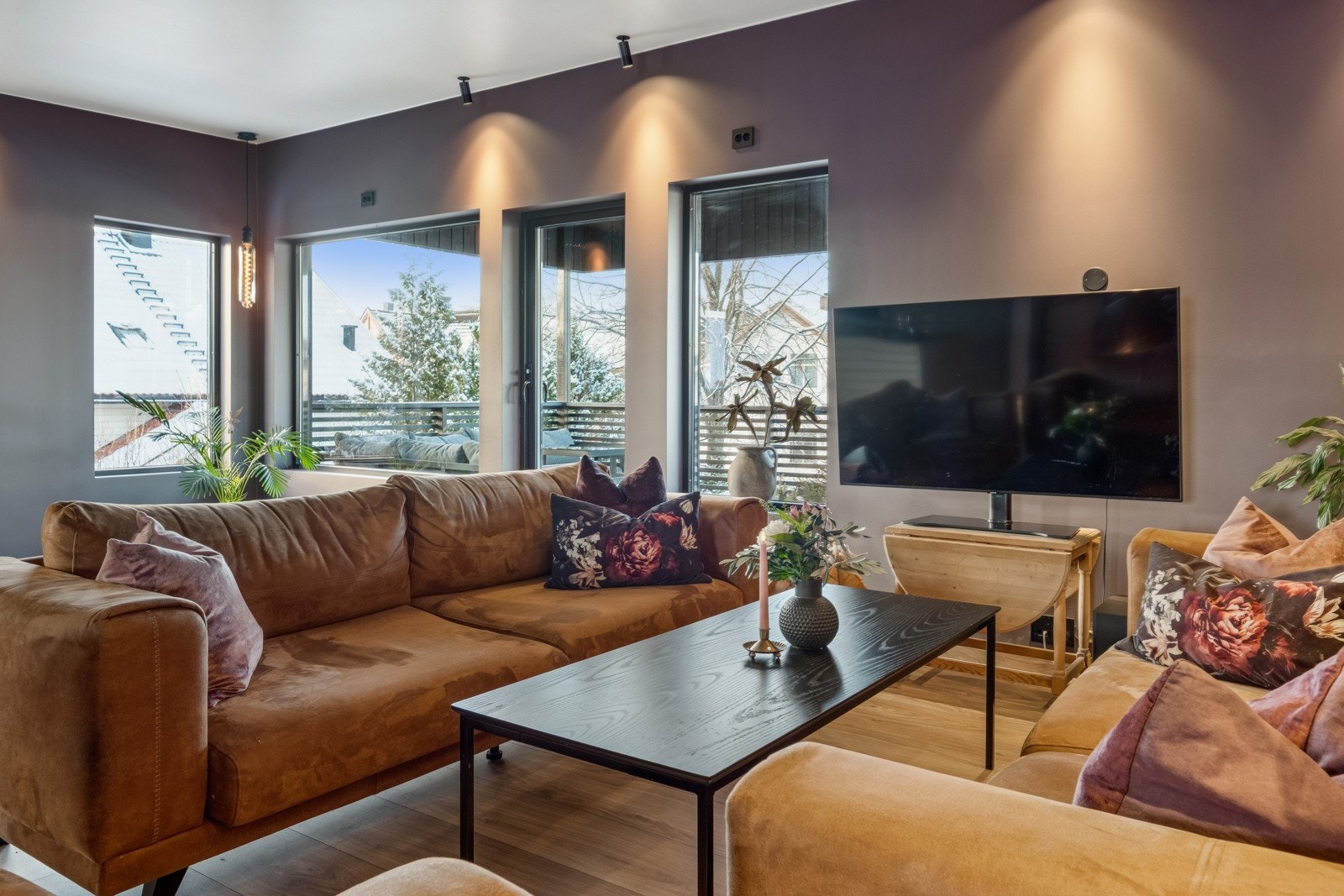 Innbydende TV-stue med god plass til sofa og avslapning. Galleribilde