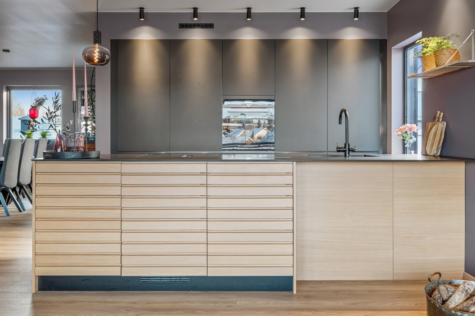 Moderne kjøkken med praktisk kjøkkenøy - perfekt samlingspunkt i hverdagen. Galleribilde