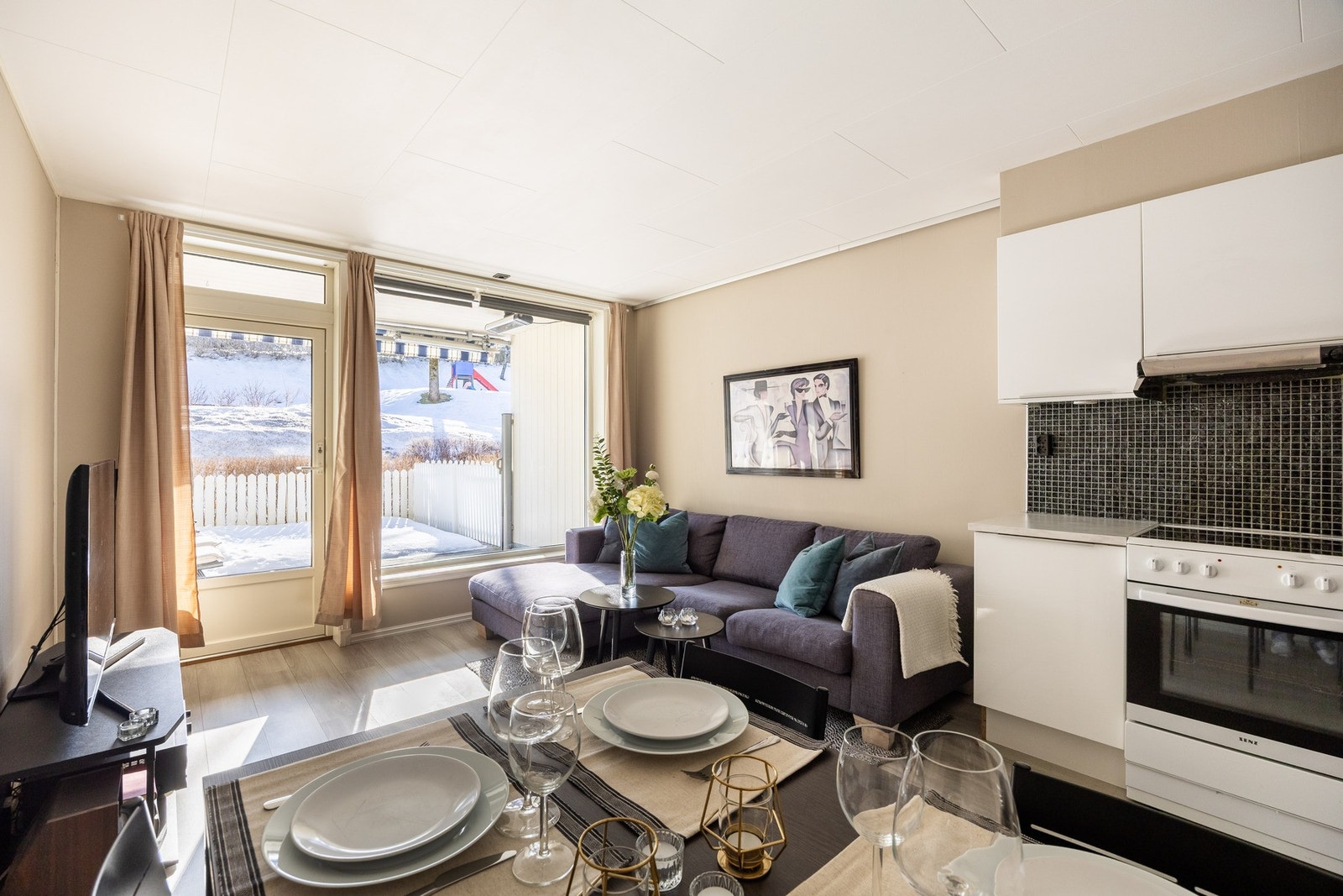 Stuen kan enkelt innredes med både sofa- og spiseseksjon. Galleribilde