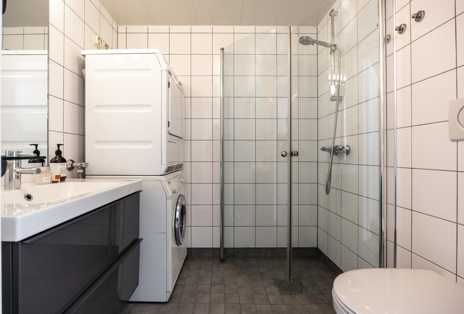 Praktisk og lunt baderom. Flislagt gulv med varme. Galleribilde