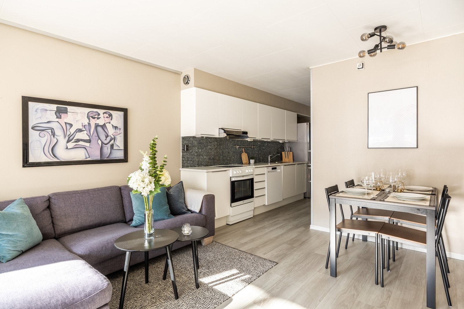 Praktisk planløsning med åpen kjøkkenløsning vendt mot stue. Galleribilde