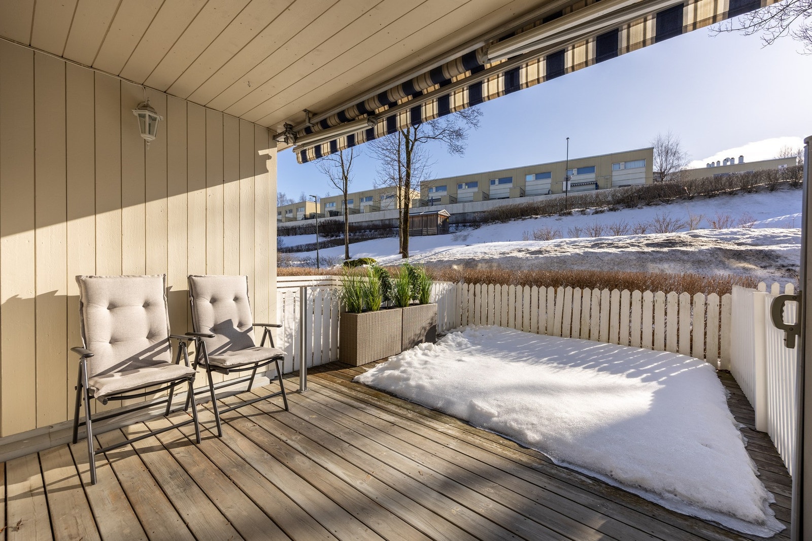 Leiligheten byr på flere gode kvaliteter med effektiv planløsning, god standard, stor terrasse og egen garasjeplass. Galleribilde
