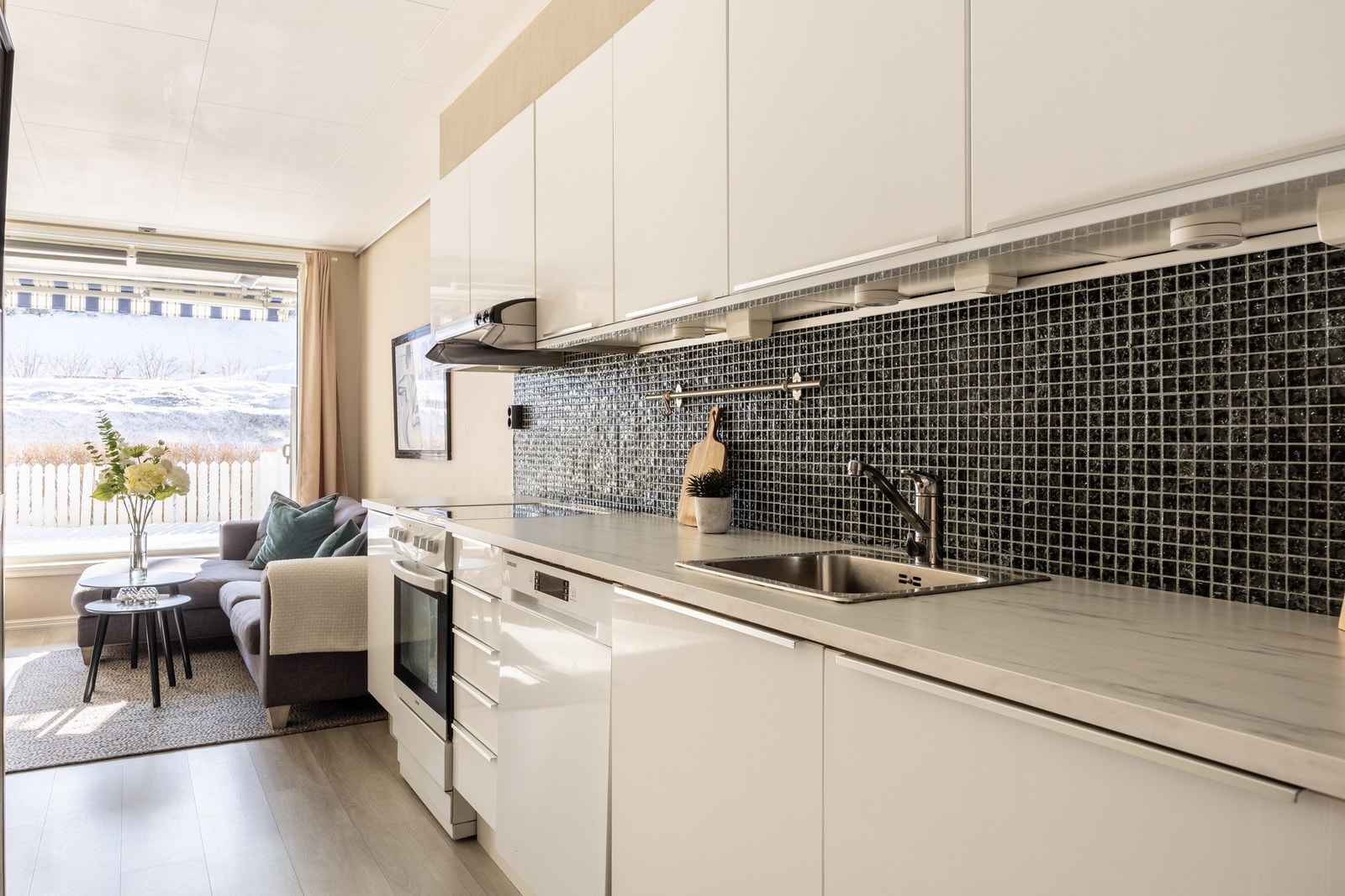 Luftig kjøkken med praktiske løsninger samt godt med både skap- og benkeplass. Galleribilde