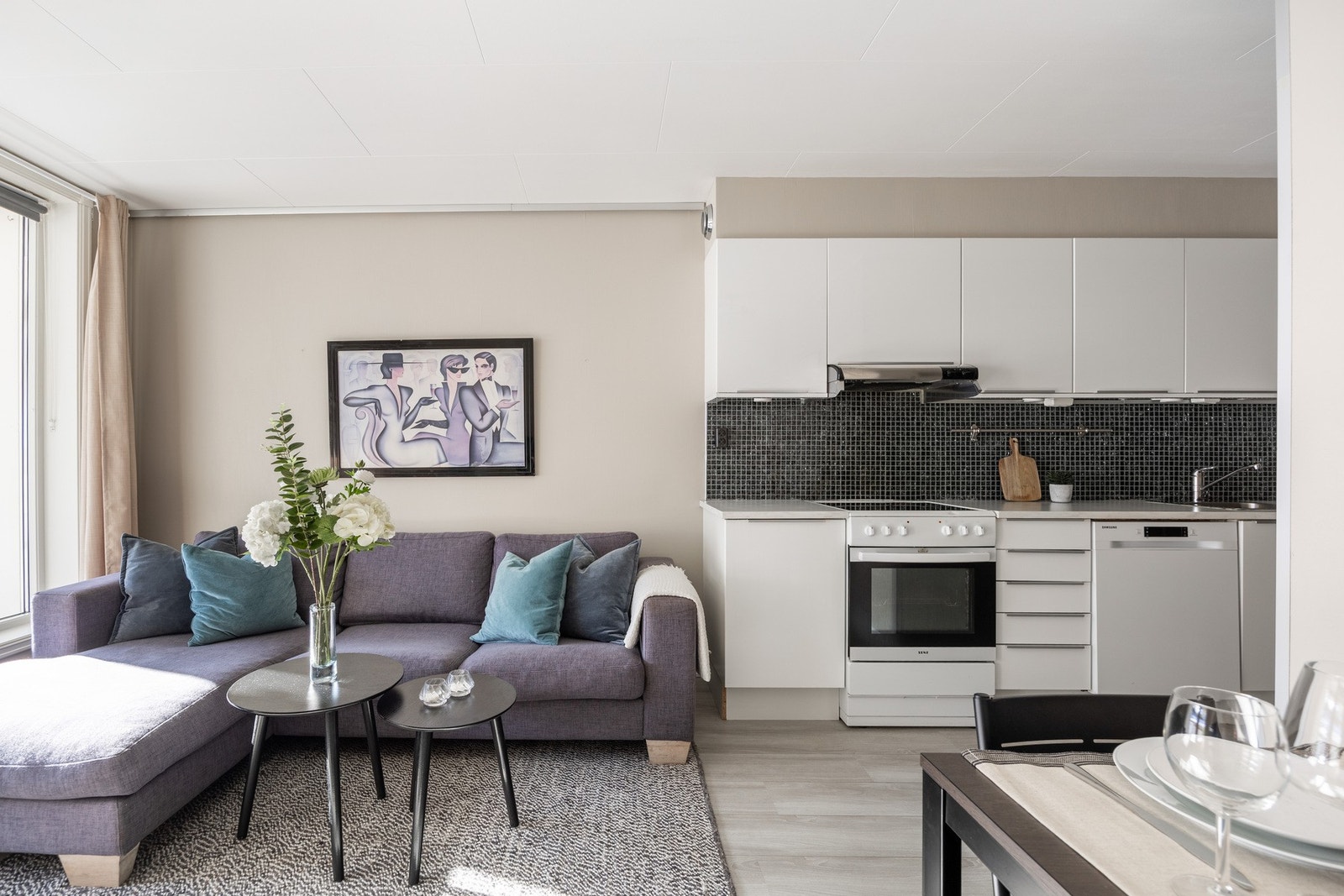 Åpen kjøkkenløsning med høyglans fronter og benkeplate av laminat. Galleribilde