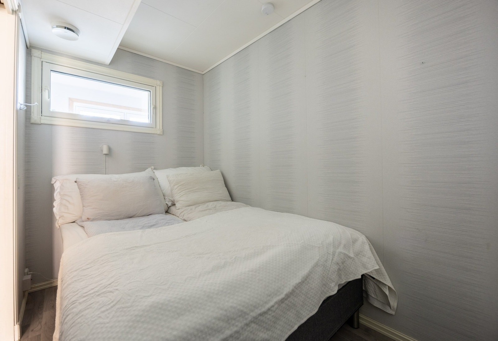 Soverom av god størrelse med plass til dobbelseng. Galleribilde